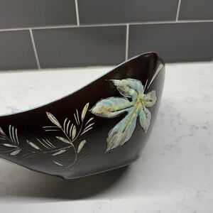 Elegant Ceramic Bowl with Leaf Design